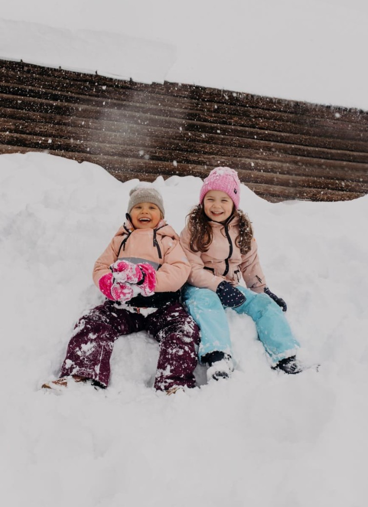 Spielende Mädchen im Schnee © SalzburgerLand Tourismus / Verena Schierl
